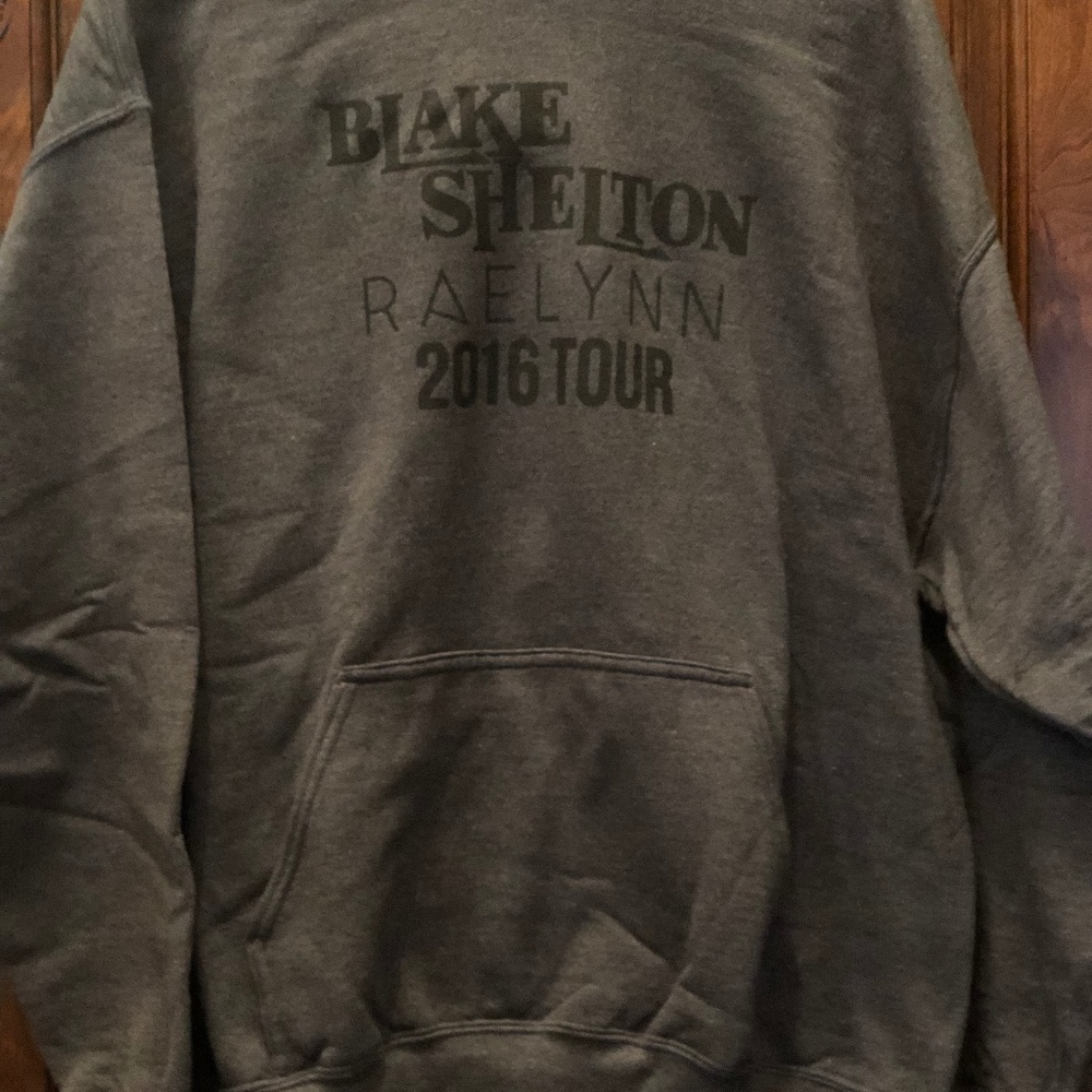 Gildan Heavy duty hoodie with front pockets.